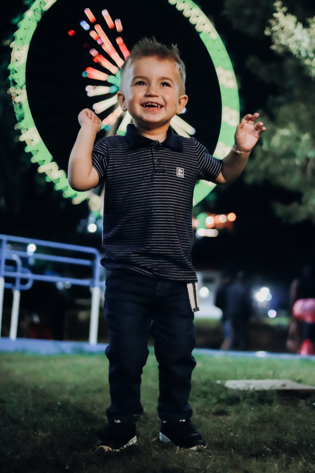 Thomas, hoje, sorrindo em frente à roda-gigante